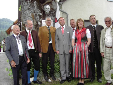 Festredner und Mitegestalter der Feier. Links stehend ist Herr Prof. Dr. Walter Kraxner, der selbst Texte von Gerhard Glawischnig vertont hat.